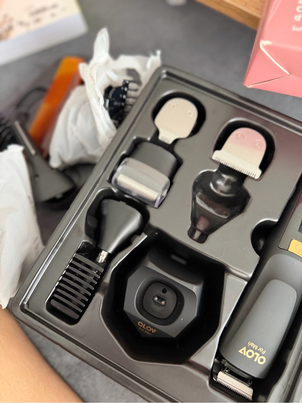 & Other Stories Black Men's Grooming Kit with Pink Accents
